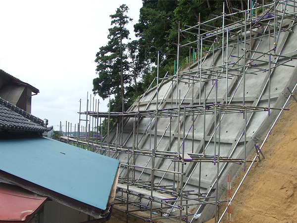 東部架設施工事例・鉾田市法面足場