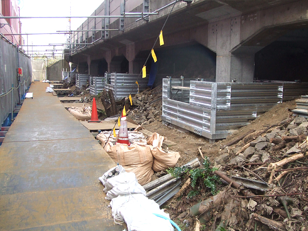 東部架設施工事例・ＪＲ錦糸町橋脚耐震補強工事
