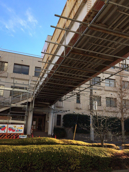 東部架設施工事例・国保松戸市立病院連絡橋塗装改修工事